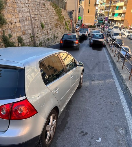 Sanremo: strada Borgo Tinasso sempre più nel caos, un lettore &quot;Parcheggio selvaggio e nessuno se ne occupa&quot;