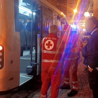 Sanremo: miasmi su un bus di Rt per una senza tetto, alla fine convinta ad andare in ospedale (Foto)