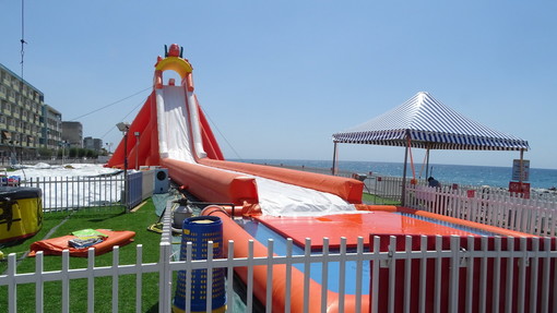 Domani sul lungomare di Vallecrosia inaugura la ‘Vallecrosia beach’ con uno ‘scivolone’ di 50 metri e gonfiabili per bambini