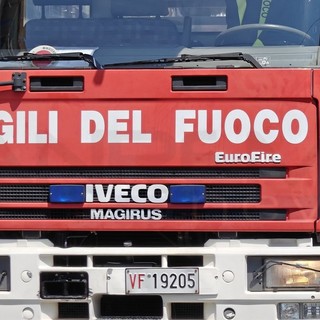 Santo Stefano al Mare, incendio di sterpaglie nei pressi del Camper Village: vigili del fuoco in azione