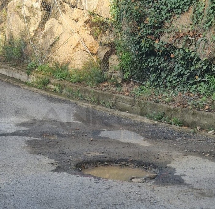 Strada tra Pompeiana e Castellaro in condizioni disastrose, le rimostranze di un lettore (Foto)