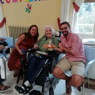 Ventimiglia, la Fondazione Chiappori festeggia i nonni e il 101esimo compleanno di Stefania Ballestra (Foto e video)