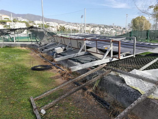 Sanremo: il vento fa crollare anche il segnapunti del campo da baseball a Pian di Poma (Foto)