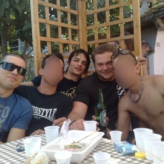 Gli arrestati e sotto la Marijuana sequestrata. Da sinistra: Andrea Canale, Mathias Scala e Alessandro Succi (foto tratta dal profilo pubblico di facebook)