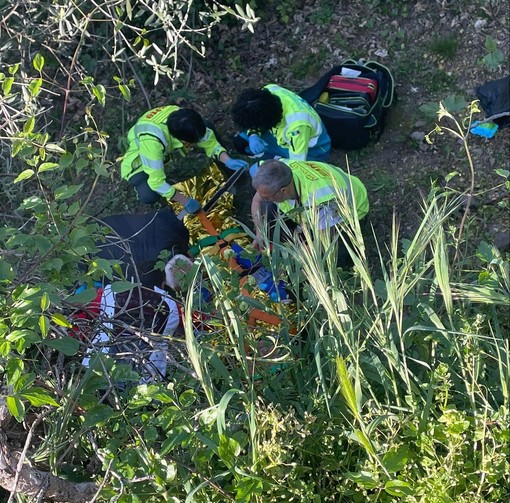 Castelvittorio: volo di 4 metri mentre va in mountain bike, 60enne trasportata in elicottero (Foto)