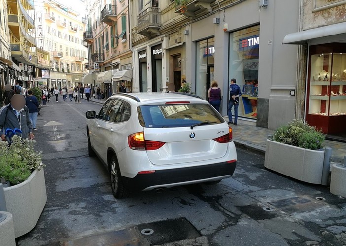 Sanremo: parcheggio selvaggio in via Matteotti, ma la macchina era autorizzata (Foto)