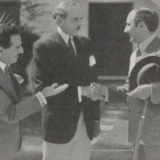 Hollywood 1937, Serge Voronoff, al centro, stringe la mano del grande compositore Dimitri Tiomkin