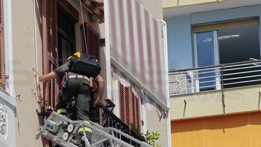 Sanremo: anziana bloccata in casa, Vigili del Fuoco in azione e via Nino Bixio chiusa (Foto)