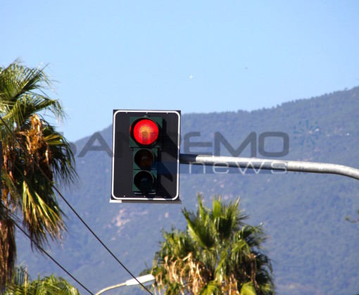 Sanremo: semaforo di corso Mazzini bloccato sul 'rosso', traffico in tilt e intervento della Municipale