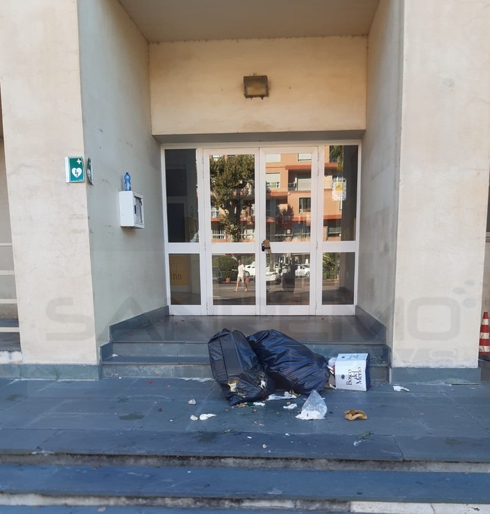 Ventimiglia: sacchi dell'immondizia gettati sull'ingresso del Comune, dispetto o protesta per il servizio? (Foto)