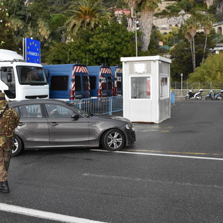 Ventimiglia: i 'furbetti del confine' tentano di entrare in Italia, in molti fanno dietro-front a San Ludovico (Foto e Video)