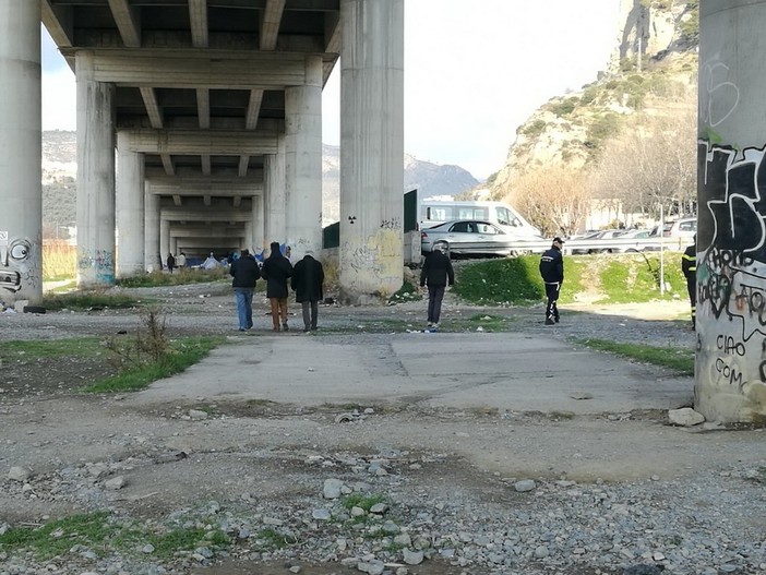 Ventimiglia: incendio di sterpaglie sul greto del Roya stamattina alle 6, intervento dei Vigili del Fuoco