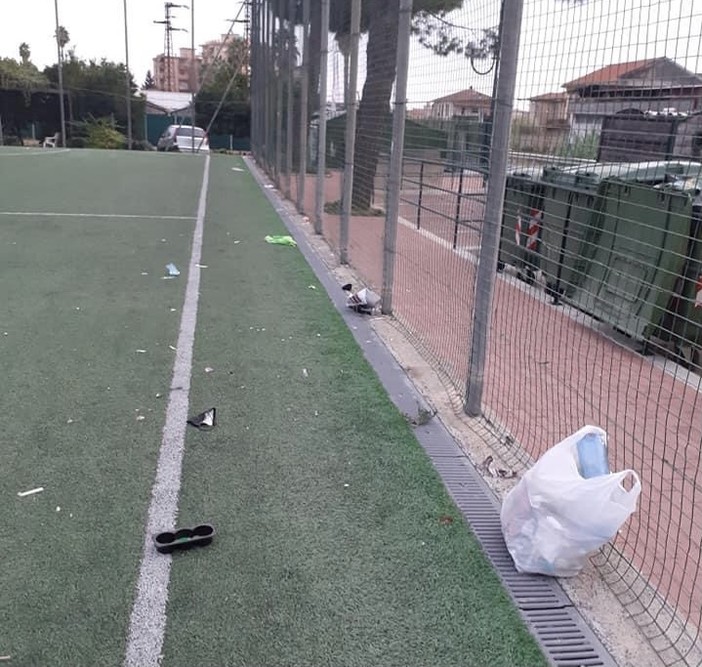 Vallecrosia: rifiuti al campetto delle Garibbe, dopo le segnalazioni i ragazzi intervengono dopo la scuola