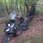 Due scooter abbandonati nel bosco da anni a Gouta: oggi l'intervento della Polizia Provinciale (Foto)