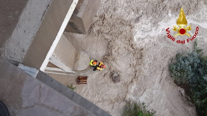 Ventimiglia: migrante in pericolo sul Roya sotto il ponte dell'autostrada, soccorso dai Vigili del Fuoco (Foto)