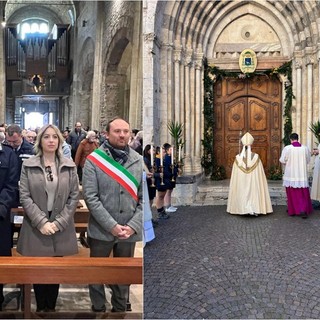 A Ventimiglia Alta inizia il Giubileo: il vescovo Suetta apre la Porta Santa in cattedrale (Foto e video)