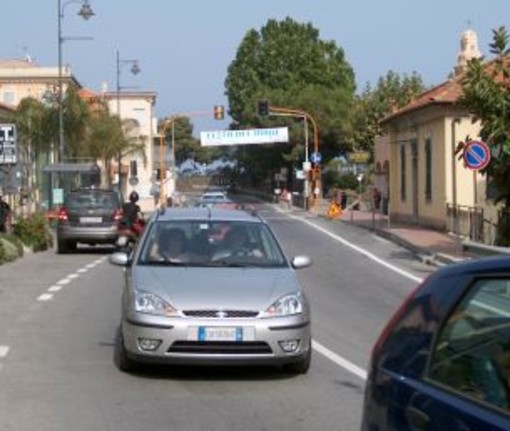 San Lorenzo al Mare: problemi di visibilità al semaforo sull'Aurelia, la segnalazione di un lettore