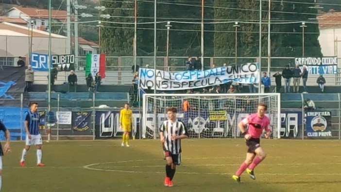 Imperia: il tema ospedale unico approda allo stadio, striscione polemico dei tifosi neroazzurri &quot;Non si specula sulla sanità&quot;