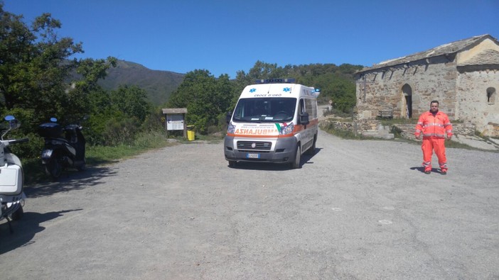 Dolcedo: incidente con la moto alle pendici del monte Faudo, un 17enne cade e si rompe una clavicola (Foto)