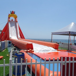 Domani sul lungomare di Vallecrosia inaugura la ‘Vallecrosia beach’ con uno ‘scivolone’ di 50 metri e gonfiabili per bambini