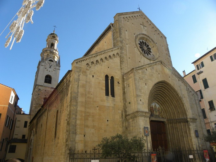 Sanremo: un tombino di fronte alla Chiesa di San Siro come nascondiglio per lo spaccio di cocaina