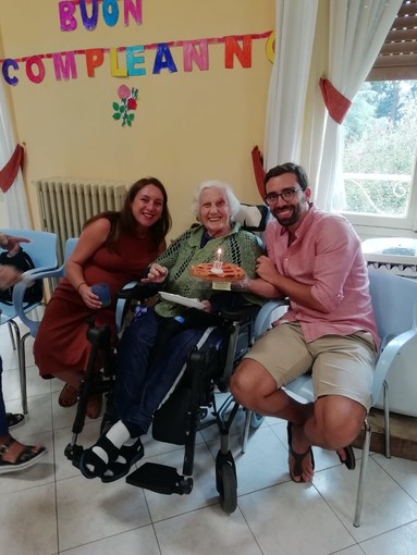 Ventimiglia, la Fondazione Chiappori festeggia i nonni e il 101esimo compleanno di Stefania Ballestra (Foto e video)