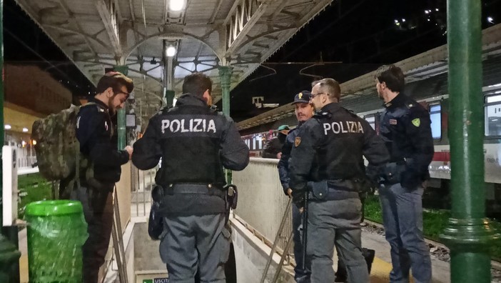 Ventimiglia: protesta di una ventina di attivisti 'no border' in stazione, poi ripartono verso la Francia (Foto)