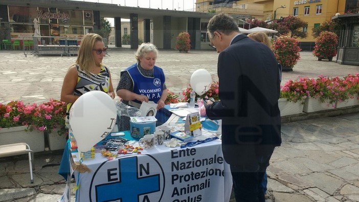 Sanremo: il Sindaco Biancheri incontra i Volontari dell'Enpa e passa la mattina 'in mezzo alla gente'