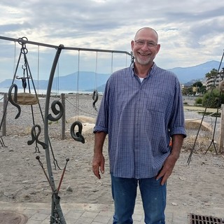 Camporosso, sculture di Salvatore Cannataro in mostra alla foce del Nervia (Foto e video)