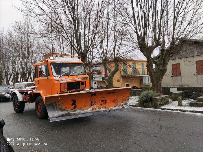 Nevica nell'entroterra della provincia: mezzi spartineve in azione sulle Sp100, Sp 21 e Sp67