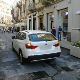 Sanremo: parcheggio selvaggio in via Matteotti, ma la macchina era autorizzata (Foto)