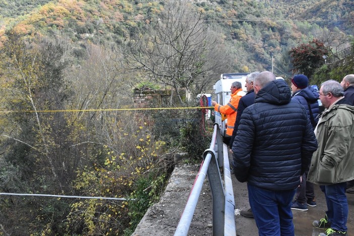 Rocchetta Nervina: iniziati i lavori per l'installazione della gru che servirà a costruire il ponte sulla Sp 68