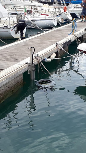 Bordighera: installato e messo in funzione il 'Seabin' nel porto turistico, la soddisfazione di Laganà (Foto e Video)