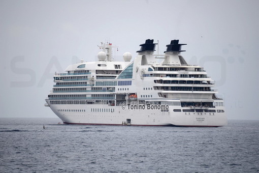 Sanremo: nuovo sbarco di croceristi, questa mattina è arrivata in rada la nave Seabourn Sojourn