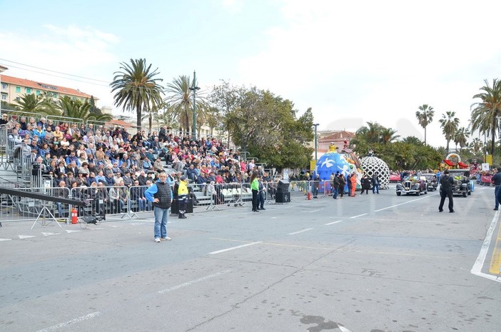 Sanremo: tre turisti vengono derubati del portafogli mentre viaggiano verso la città dei fiori