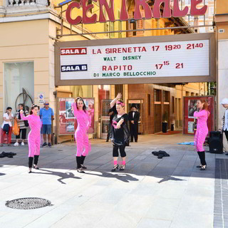 Sanremo, spettacolo davanti al Cinema Centrale anima via Matteotti (Foto)