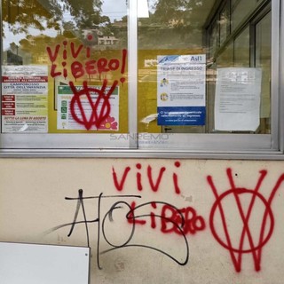 Le scritte all'ingresso del distretto sanitario