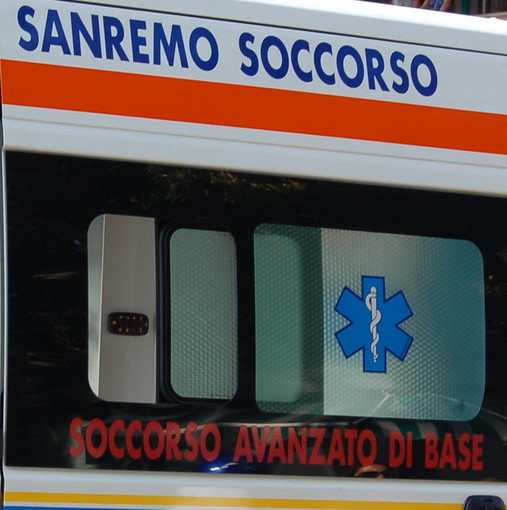 Sanremo: scivola con lo scooter sull'asfalto bagnato in via Duca degli Abruzzi, 25enne ferito