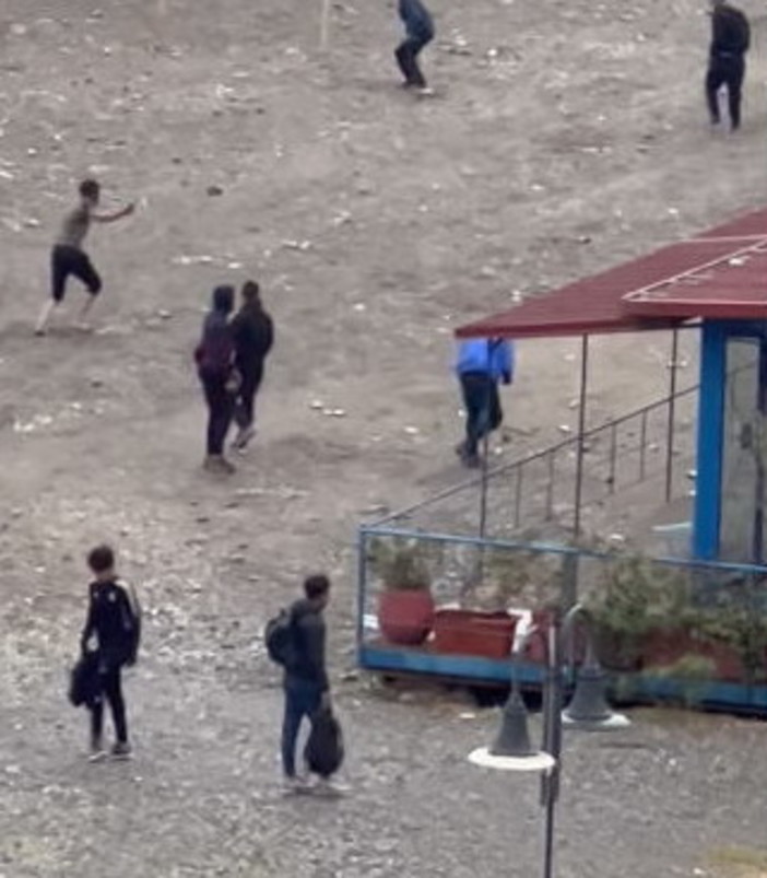 Ventimiglia: sassaiola sulla spiaggia tra migranti, i residenti la filmano e la pubblicano sui social (Video)