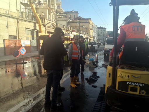 Sanremo: tubazione rotta in piazza Cesare Battisti, mini allagamento e Sindaco sul posto, l'acqua dovrebbe tornare nel primo pomeriggio (Foto e Video)