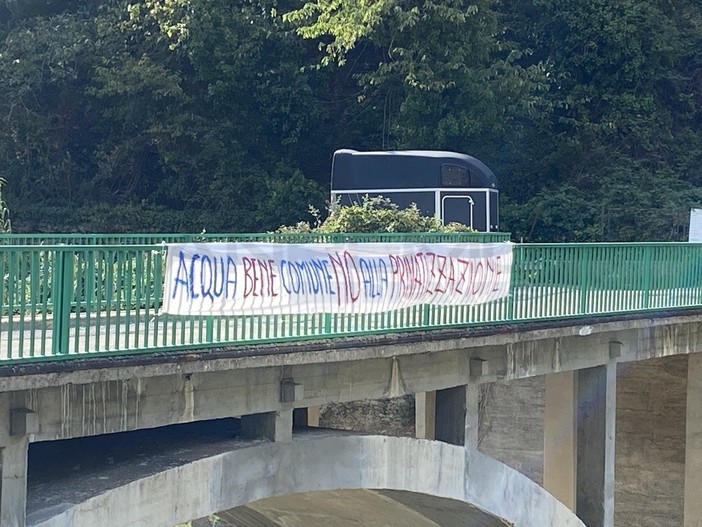 Badalucco: appeso striscione per protesta, &quot;Acqua bene comune, no alla privatizzazione&quot;