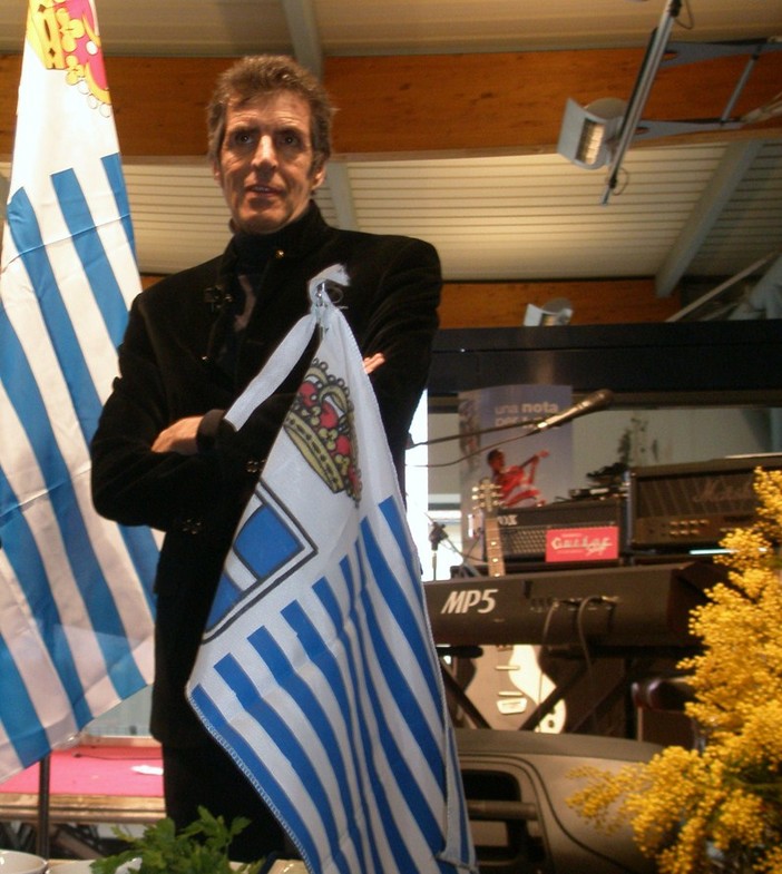 Il direttore artistico Pepi Morgia, davanti alla bandiera di Seborga durante la trasmission