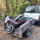Sanremo: scooter abbandonato nel bosco, recuperato e affidato al comune per lo smaltimento (Foto)