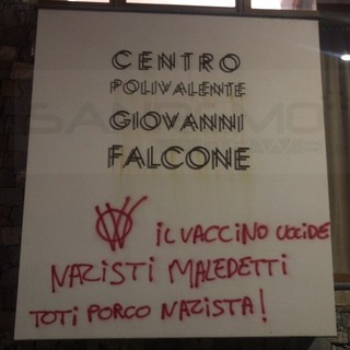 Camporosso: nuove scritte 'No vax' e offese al Presidente Toti stanotte al centro polivalente 'Falcone' (Foto)