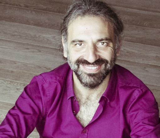 Stefano Bollani apre il Festival di Cervo con ‘Que bom’: le sonorità brasiliane esplodono sul Sagrato dei Corallini