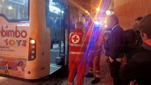 Sanremo: miasmi su un bus di Rt per una senza tetto, alla fine convinta ad andare in ospedale (Foto)