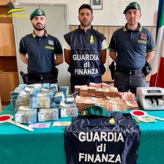 Ventimiglia: cerca di superare il confine con 900mila euro in contanti, fermato dalla Guardia di Finanza (Video)