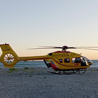 Ventimiglia: 76enne si sente male alla spiaggia delle Calandre, trasportata in elicottero a Pietra Ligure (Foto)