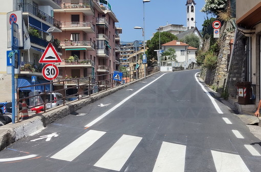 Sanremo: nuova segnaletica per strada Borgo Tinasso, c'è il camminamento per i pedoni ma durerà? (Foto)