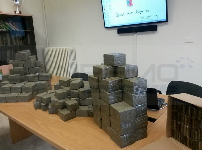 San Bartolomeo al Mare: 55enne campano arrestato con decine di panetti per 160 kg di hashish in macchina